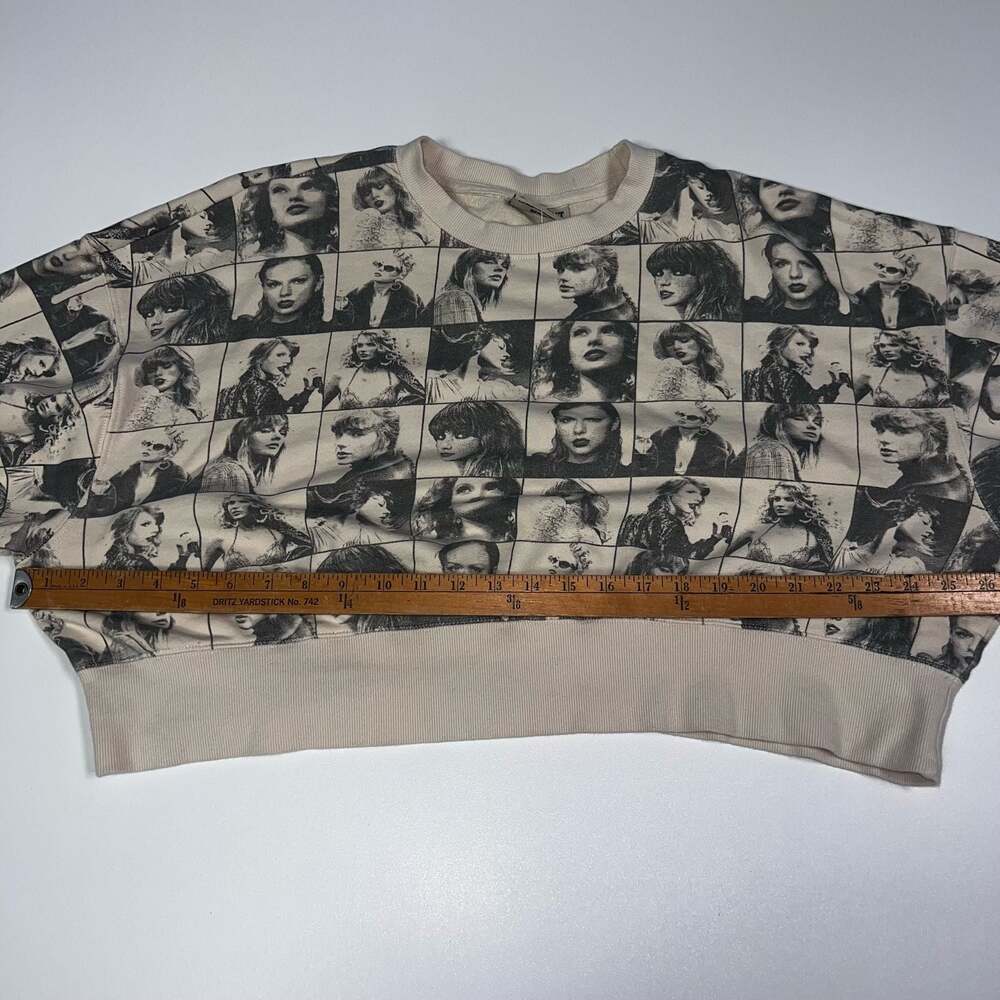 Taylor Swift - image 3